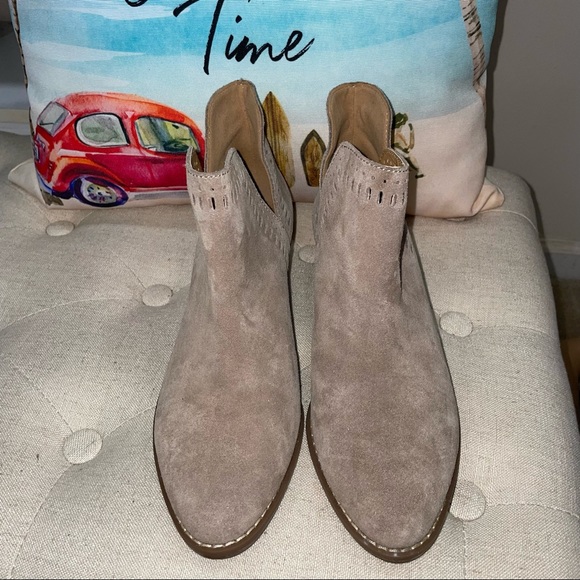 Lucky Brand NWOB! Francee Tan Suede Perforated Edge Boot - Picture 4 of 13